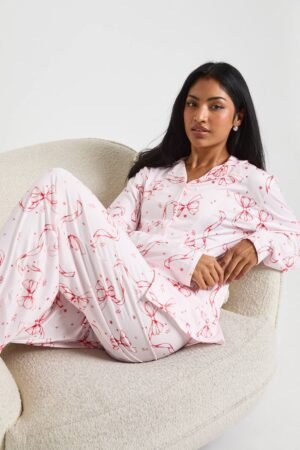 boohoo Dam Långärmad skjorta med bågmönster & byxpyjamaset | Baby Pink | Storlek 44