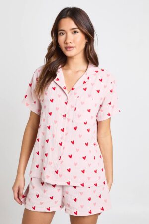 boohoo Dam Alla hjärtans dag Blandad Hjärtmönster Texturerad Kortärmad Skjorta & Kort Pyjamas Set | Pink | Storlek 34