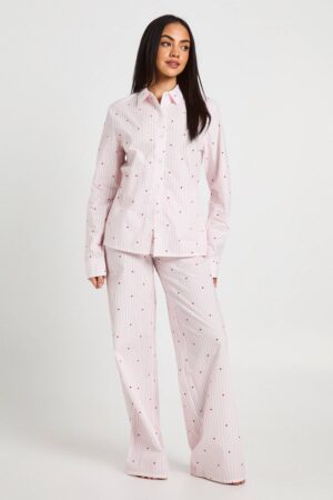 boohoo Dam Bomullspoplin Nålrandig Hjärttryck Långärmad Skjorta & Byxor Pyjamas Set | Light Pink | Storlek 34