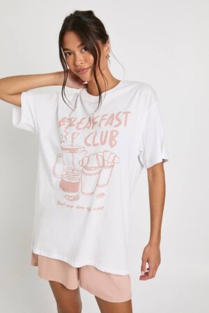 boohoo Dam 'Breakfast Club' grafisk T-Shirt & shorts pyjamaset | Baby Pink | Storlek 34