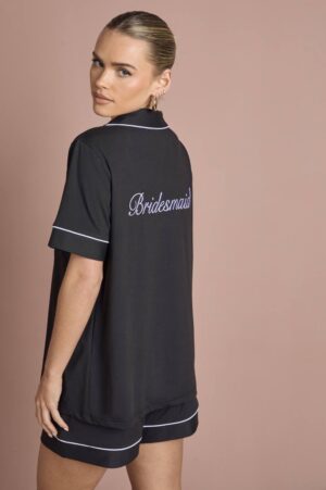 boohoo Dam Bröllop 'Brudtärna' Satin Broderad Kortärmad Skjorta & Kort Pyjamas Set | Black | Storlek 44
