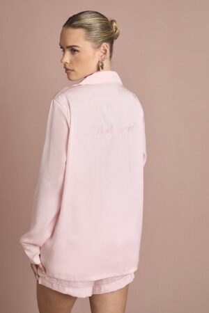 boohoo Dam Bröllops 'Brudtärna' Satäng Broderad Långärmad Skjorta & Kort Pyjamas Set | Baby Pink | Storlek 34