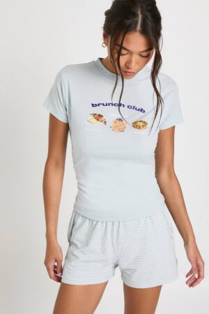 boohoo Dam Brunch Club Baby T-Shirt och Randiga Korta Pyjamasset | Baby Blue | Storlek 42