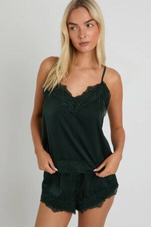 boohoo Dam Camisole- och shorts-pyjamaskomplett med ögonfransinspirerad spetskant | Emerald | Storlek 40