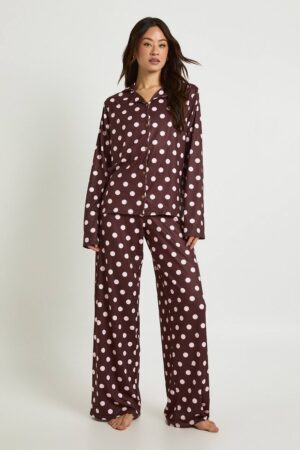 boohoo Dam Extra lång pyjamasset med prickigt mönstrad långärmad topp och byxor | Chocolate | Storlek 38