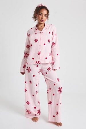 boohoo Dam Julsnöflingtryckt texturerad långärmad skjorta & byxpajamas 3-delat set | Baby Pink | Storlek 36