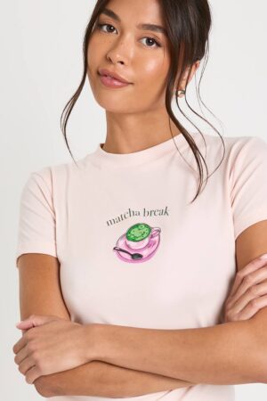 boohoo Dam Matcha Break Baby T-Shirt och shorts pyjamaset | Baby Pink | Storlek 34