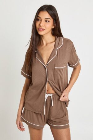 boohoo Dam Mjuk Ribbad Pyjamas Set med Pipingdetaljer - Kortärmad Tröja & Shorts | Chocolate | Storlek 34