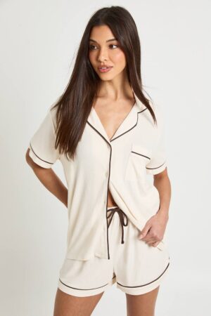 boohoo Dam Mjuk Ribbad Pyjamasset med Pipingdetaljer - Kortärmad Tröja & Shorts | Cream | Storlek 34