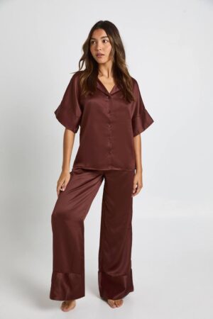 boohoo Dam Överdimensionerad satinskjorta med kort ärm & byxor med vida ben pyjamaset | Chocolate | Storlek 34