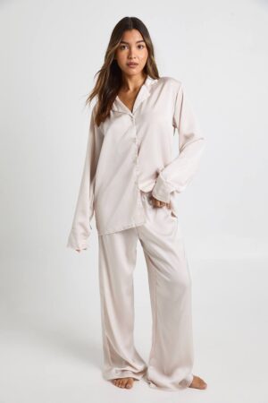 boohoo Dam Överdimensionerad satinskjorta med långa ärmar & byxpyjamas set | Champagne | Storlek 36