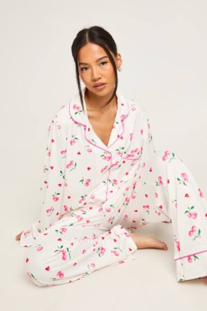 boohoo Dam Petite Körsbärsmönstrad Långärmad Skjorta & Byxa 3-delat Pyjamasset | White | Storlek 36