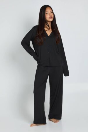 boohoo Dam Petite Mjuk Pyjamas Med Genomknäppt Skjorta Och Byxor | Black | Storlek 34