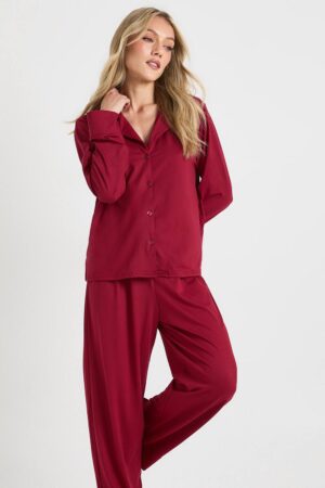 boohoo Dam Petite pyjamasset med en skjorta med genomgående knappar och byxor i mjuk känsla | Burgundy | Storlek 32