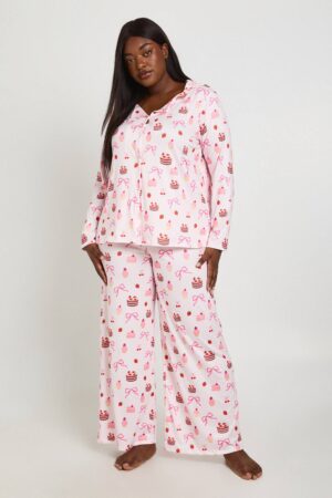 boohoo Dam Plus Cake And Bow Print Long Sleeve Shirt & Trouser Pyjama Set | Pink | Storlek 44