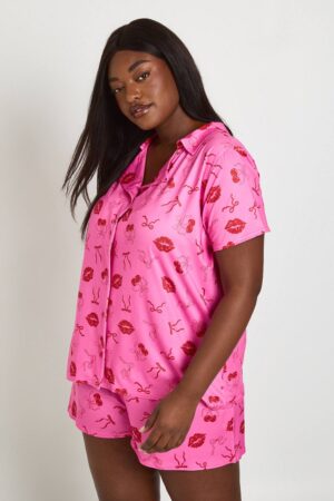 boohoo Dam Plus Cherries And Kissed Print Short Sleeve And Shorts Pyjama Set | Pink | Storlek 44