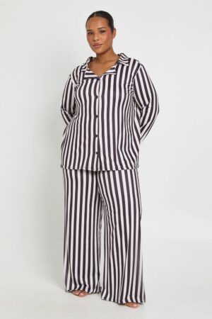 boohoo Dam Plus Stripe långärmad skjorta och byxpyjamasset | Chocolate | Storlek 44