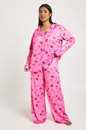 boohoo Dam Plus Valentines Körsbär och Kyssar Tryck Långärmad Skjorta & Byxa Pyjamas Set | Dark Pink | Storlek 44