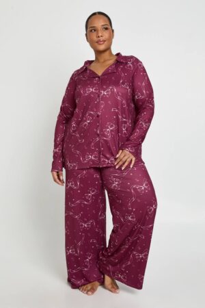 boohoo Dam Plus rosetttryckt långärmad skjorta & byx-pyjamaset | Burgundy | Storlek 44