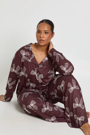 boohoo Dam Plus rosetttryckt långärmad skjorta & byxpyjamasset | Chocolate | Storlek 44