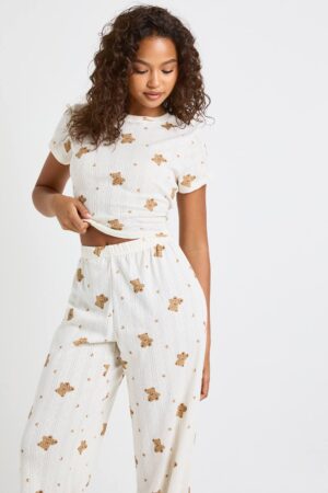 boohoo Dam Pointelle Baby T-Shirt med björnmönster och pyjamas-set med vida byxor | Cream | Storlek 40