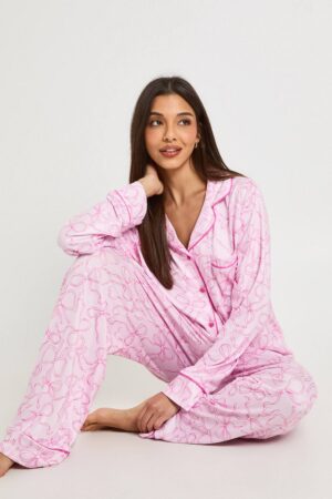 boohoo Dam Pyjamas Med Rosettryck Långärmad Tröja & Byxor Set | Baby Pink | Storlek 42