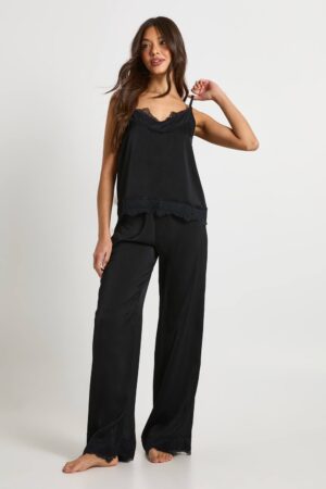 boohoo Dam Pyjamaset med kamisol med ögonfransspetsdetalj och matchande byxor | Black | Storlek 36