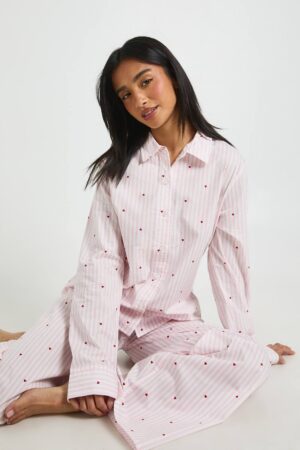 boohoo Dam Pyjamasset I Bomullspoplin Med Nålrandig Hjärtmönster, Långärmad Skjorta & Byxor I Petite-storlek | Light Pink | Storlek 34