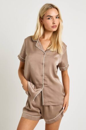 boohoo Dam Satinpyjamas med Pipingdetaljer - Kortärmad Skjorta & Shorts | Mocha | Storlek 42