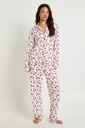 boohoo Dam Tall Hjärta Körsbär Tryck Långärmad Skjorta & Byxor Pyjamas Set | White | Storlek 42