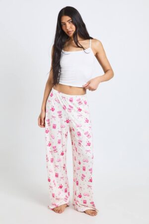 boohoo Dam Tall Martini & Bow Print Cami and Trouser Pyjama Set | Beige | Storlek 36