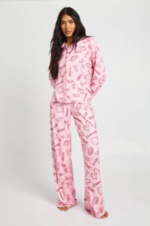boohoo Dam Tall Pyjamas Set med Blandad Pasta-tryck Långärmad Topp & Byxor | Pink | Storlek 40