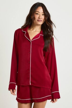 boohoo Dam Tall Satäng Pyjamas Set med Pipingdetaljer - Långärmad Skjorta & Shorts | Burgundy | Storlek 44