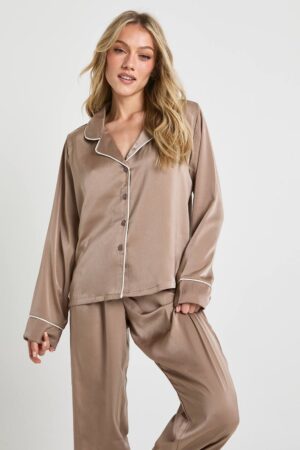 boohoo Dam Ensemble pyjama à détail de passepoil en satin délicat : chemise à manches longues et pantalon | Mocha | Storlek 34