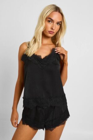 boohoo Dam Ögonfransspetsad cami & shorts pyjamasset | Black | Storlek 44