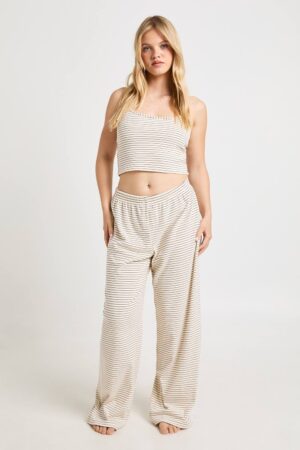 boohoo Dam Petite Soft Rib Stripe Cami & Trouser Pyjama Set | Cream | Storlek 44